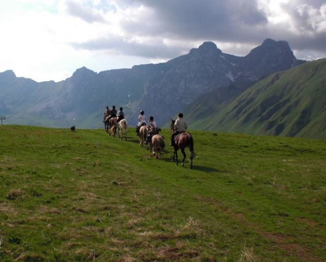 paseos a caballo en las montañas 